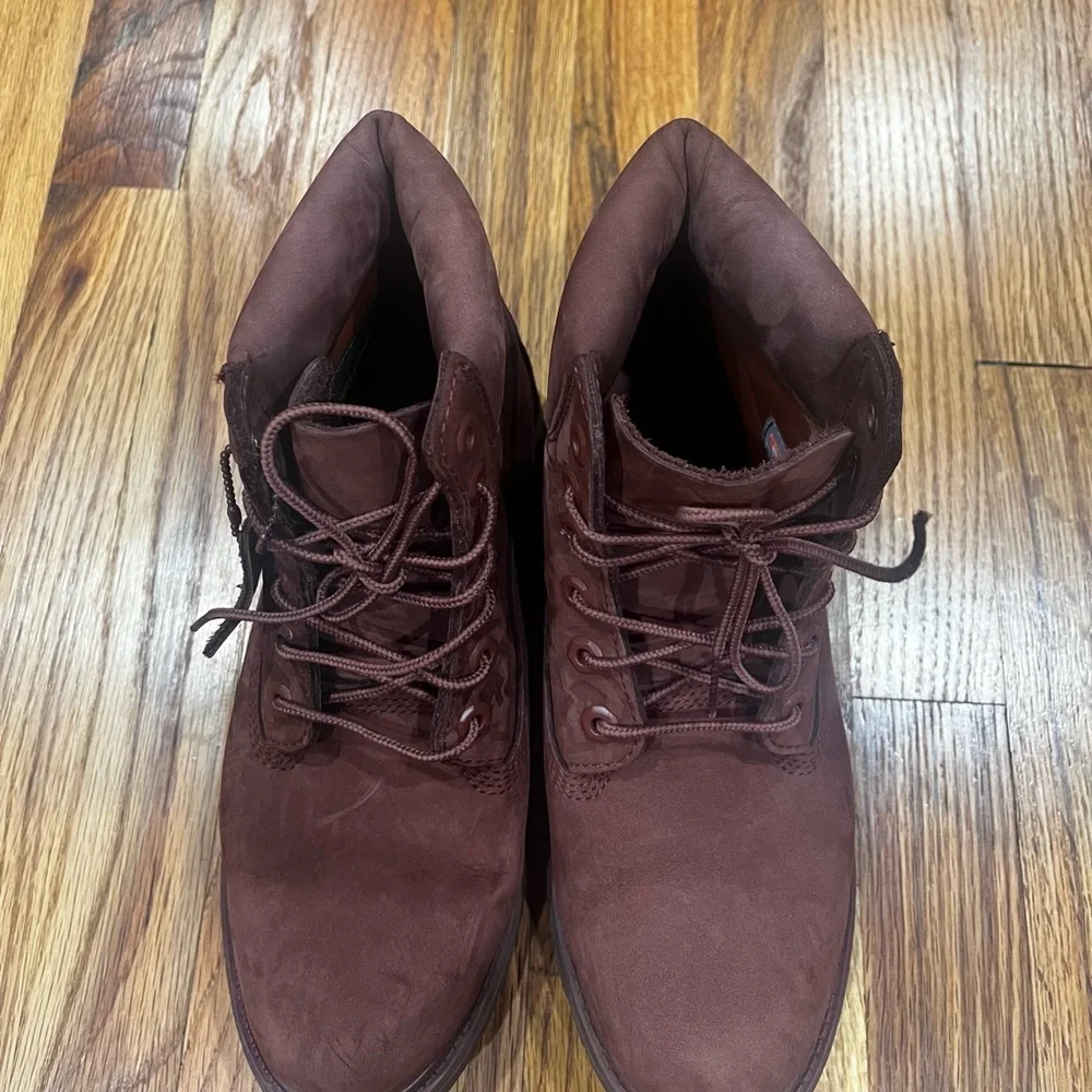 Women’s Red Velvet Timberland‎ Leather Boots Size 8.5 Some Stains see pictures